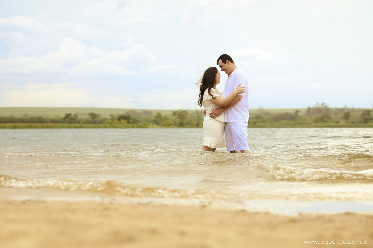jaque risse, andre risse, estudio bebedouro, melhores fotografos,casal dentro do lago namorando se olhando parque ecologico sertaozinho sp
