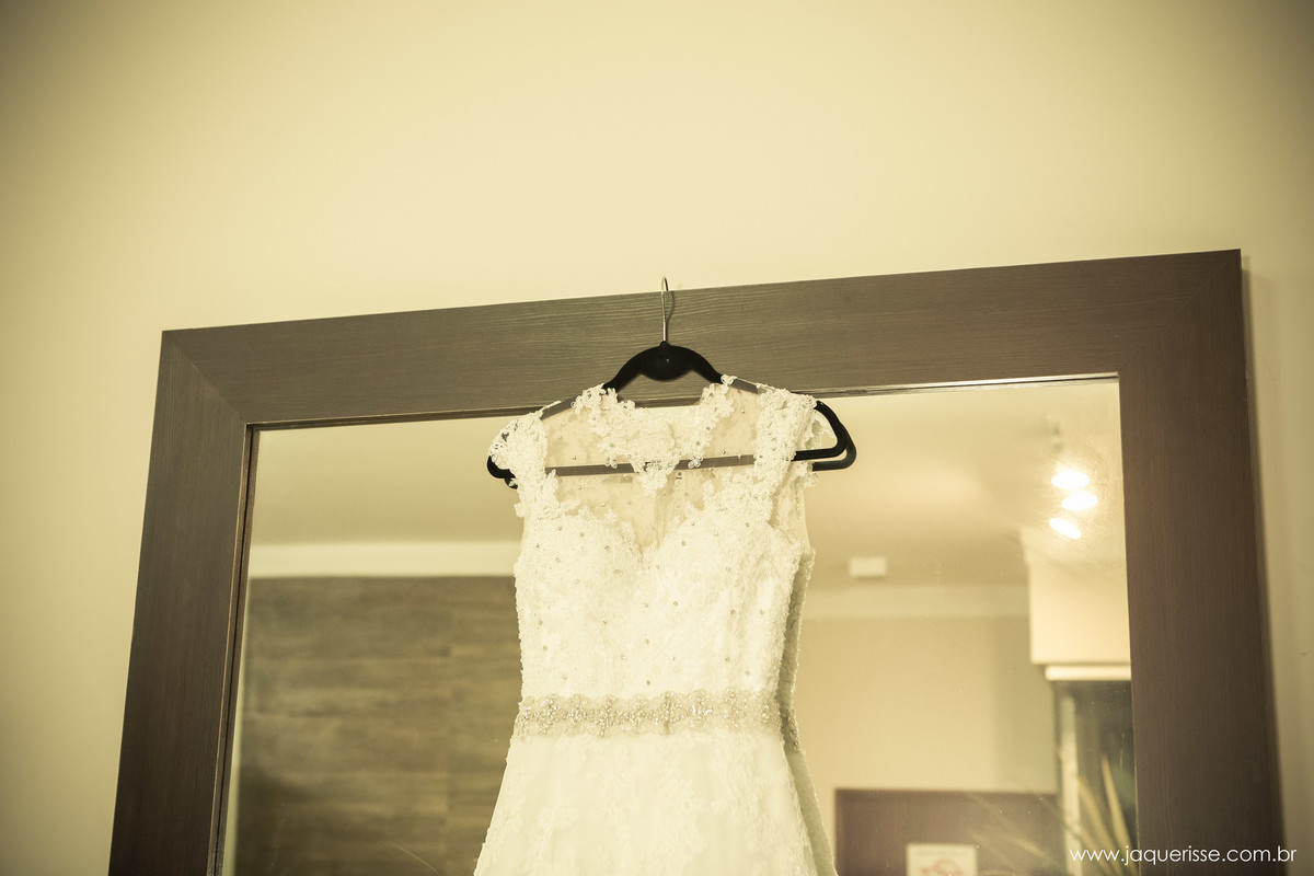 jaque risse, andre risse, estudio bebedouro, melhores fotografos, vestido da noiva pendurado no cabide
