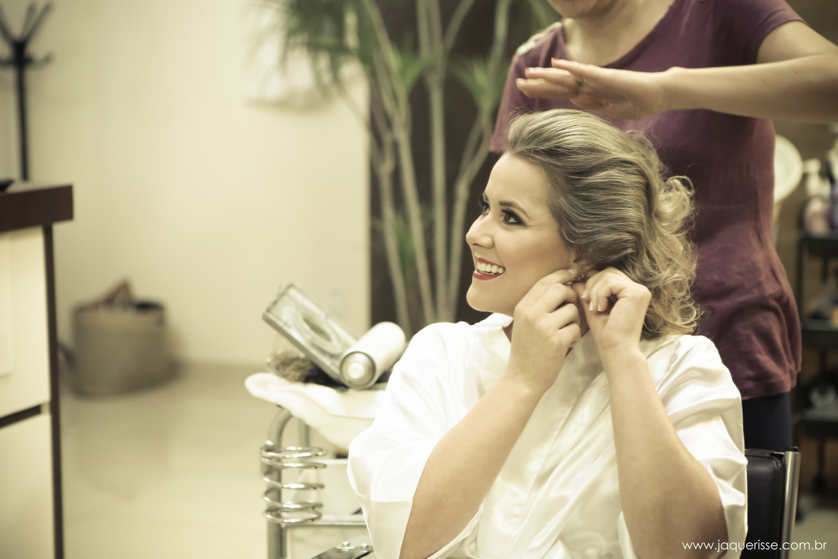 jaque risse, andre risse, estudio bebedouro, melhores fotografos, noiva colocando brindo e sorrindo, cabeleireira finalizando seu penteado