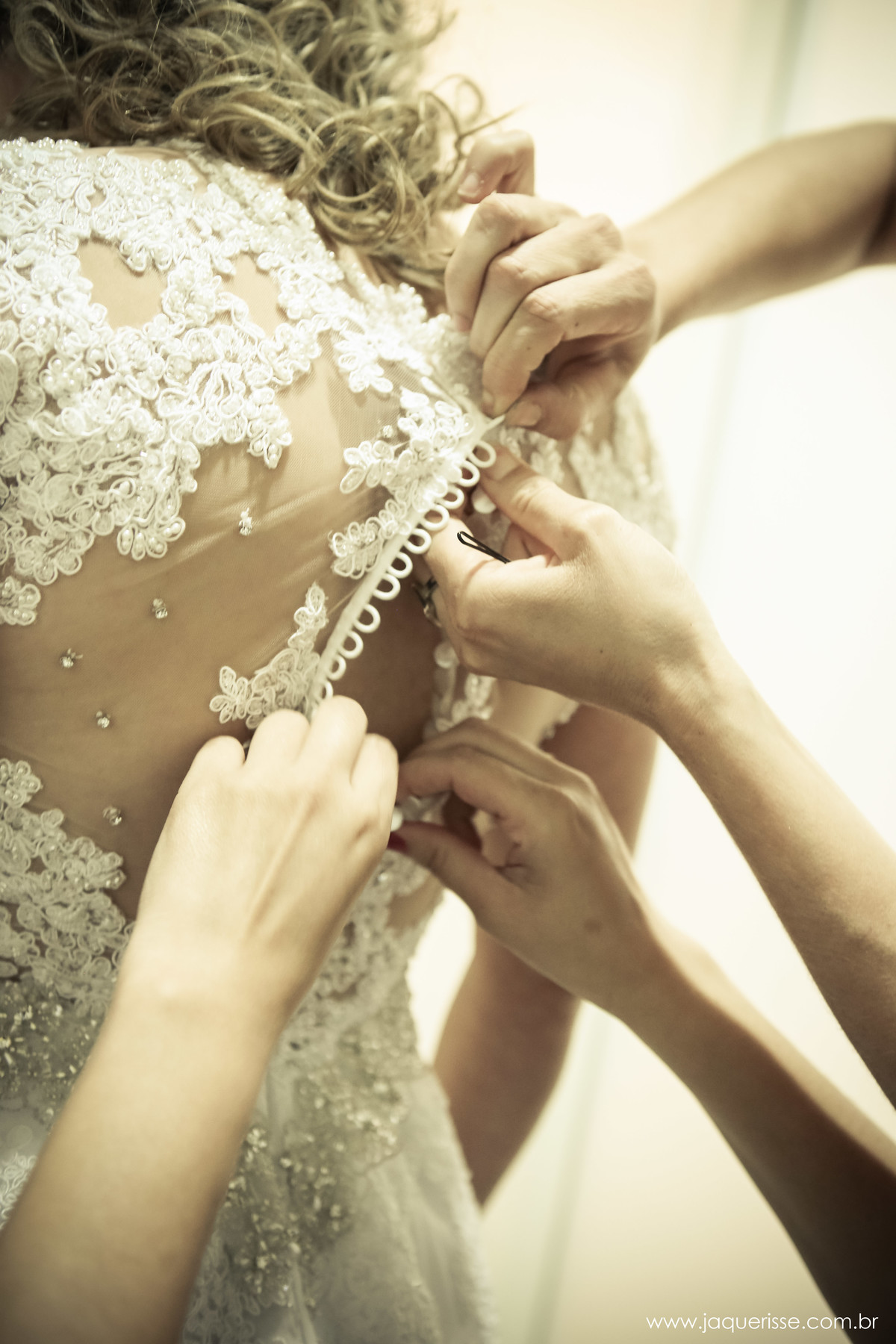 jaque risse, andre risse, estudio bebedouro, melhores fotografos, abotoando vestido da noiva