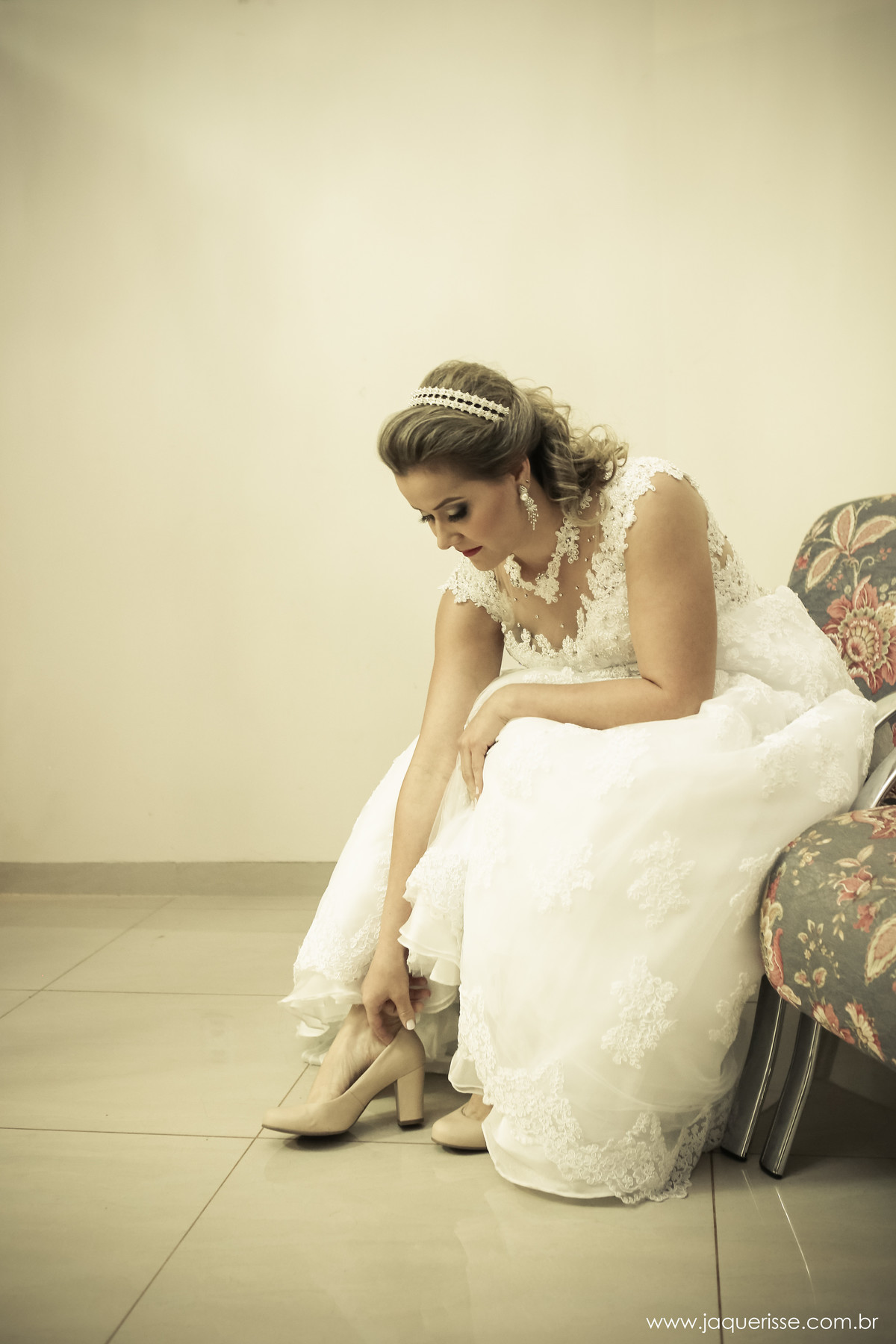 jaque risse, andre risse, estudio bebedouro, melhores fotografos, noiva sentada calçando seu sapato