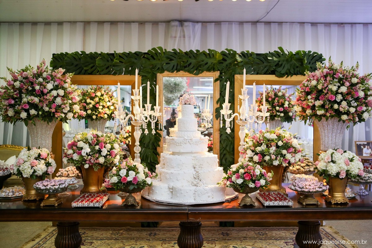 jaque risse, andre risse, estudio bebedouro, melhores fotografos, decoraçao da mesa do bolo, vasos de flores, bolo, doces, velas e espelho de fundo