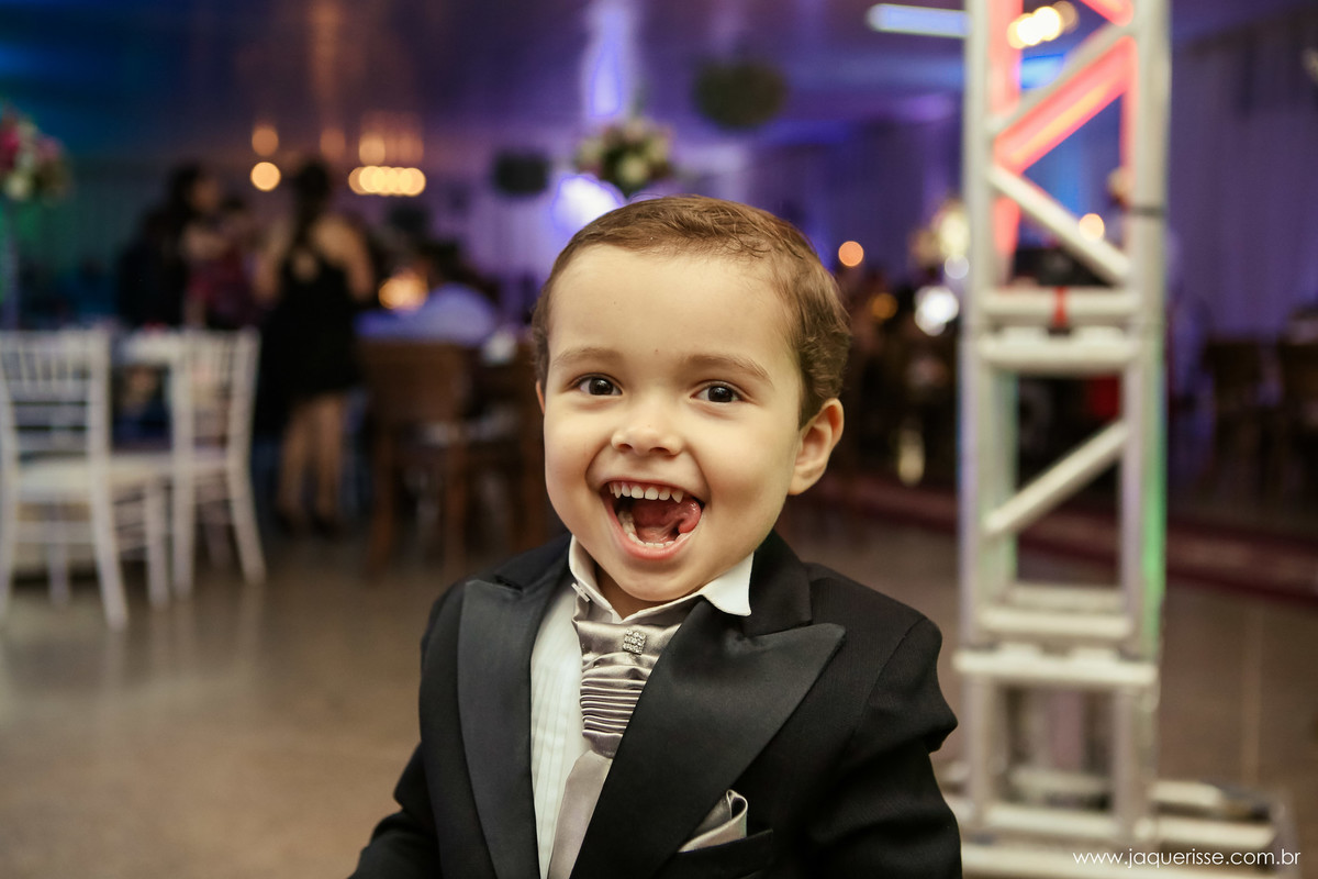 jaque risse, andre risse, estudio bebedouro, melhores fotografos, garoto sorrindo e mordendo a lingua, decoraçao de fundo