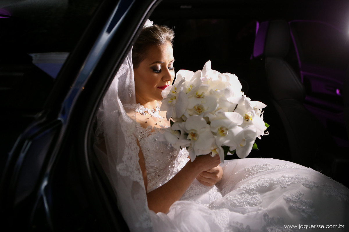 jaque risse, andre risse, estudio bebedouro, melhores fotografos, noiva sentada dentro do carro, cheirando seu buque de flores com os olhos fechados