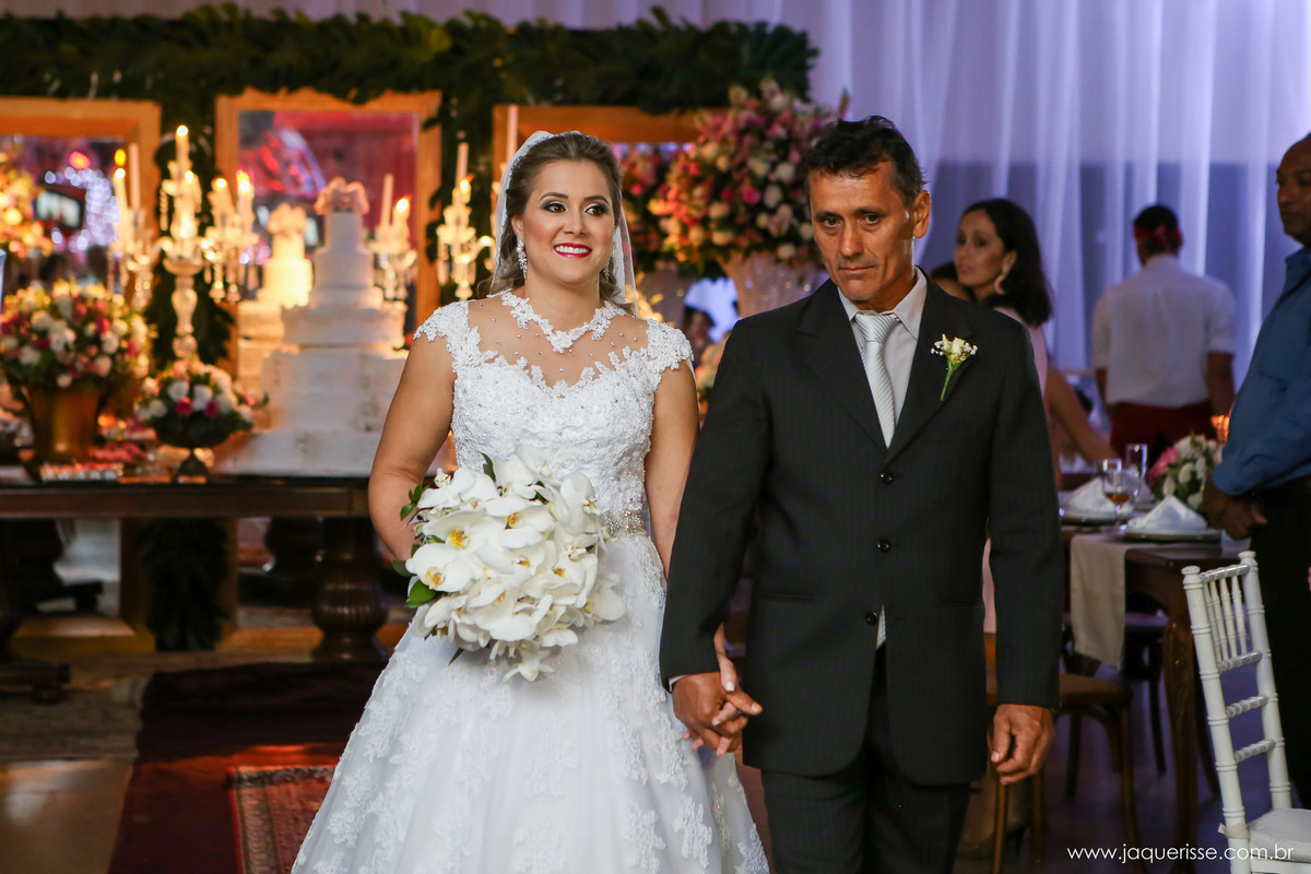 jaque risse, andre risse, estudio bebedouro, melhores fotografos, noiva entando no salao com seu pai, segurando o buque e sorrindo