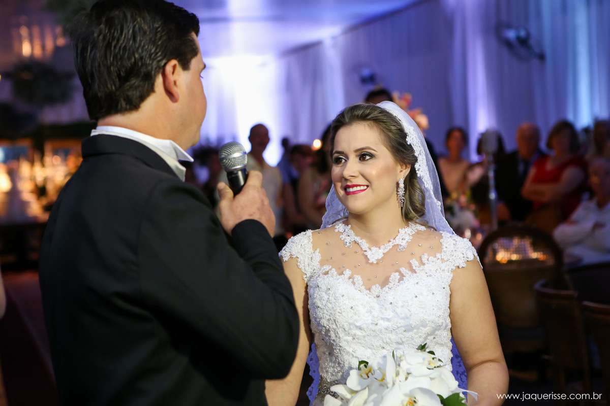 jaque risse, andre risse, estudio bebedouro, melhores fotografos, noiva olhando para o noivo e sorrindo,noivo olhando para a noiva e falando no microfone, convidados ao fundo