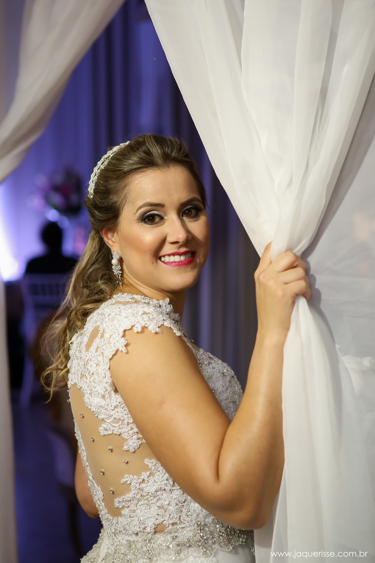 jaque risse, andre risse, estudio bebedouro, melhores fotografos, noiva olhando e sorrindo, segurando a cortina da decoraçao
