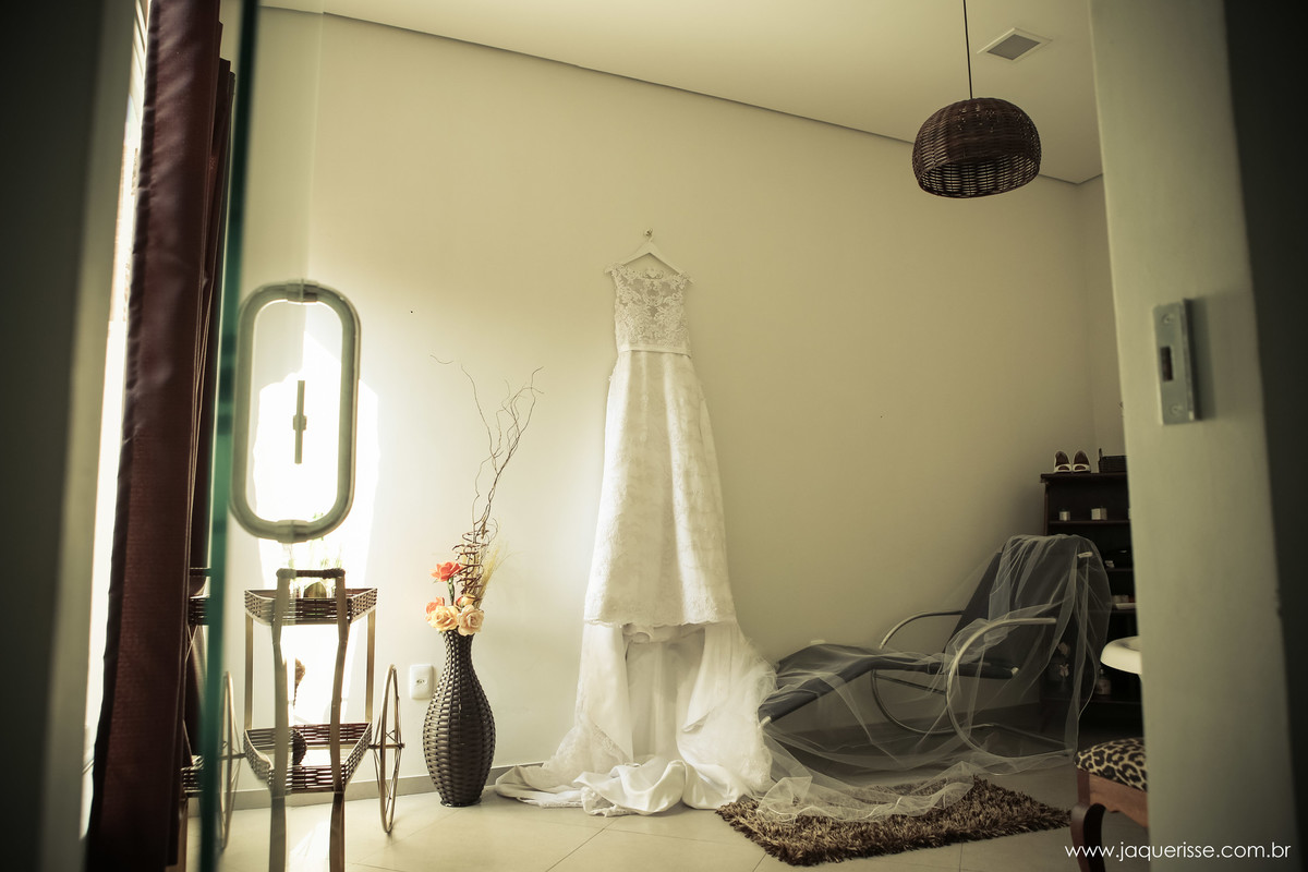 jaque risse, andre risse, estudio bebedouro, melhores fotografos, vestido da noiva, cadeira ao lado, tapete e um vaso de flores