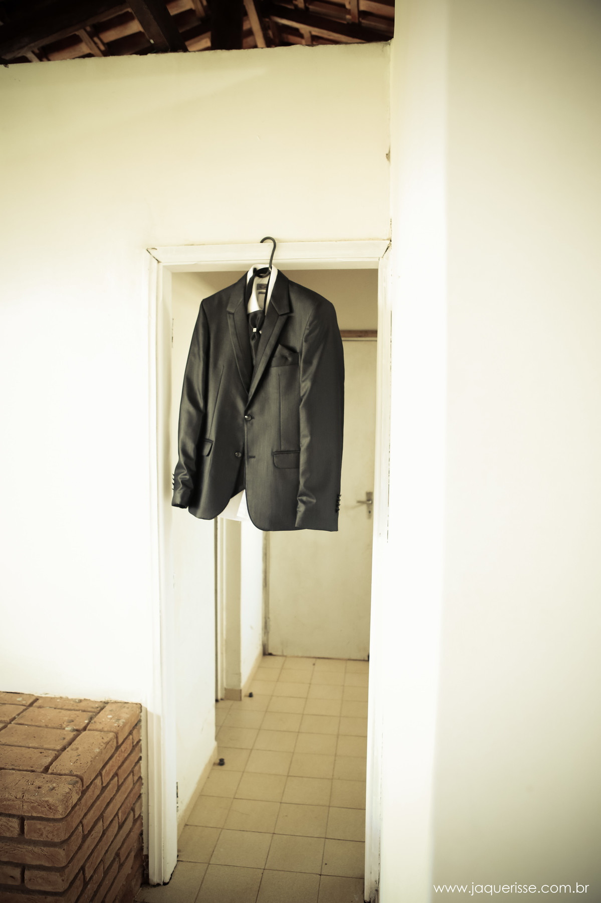 jaque risse, andre risse, estudio bebedouro,melhores fotografos, terno do noivo pendurado na porta