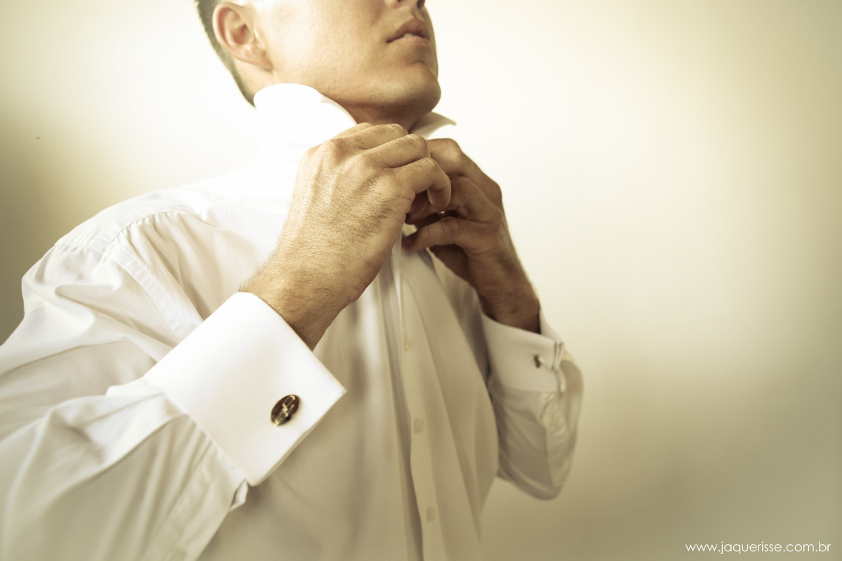 jaque risse, andre risse, estudio bebedouro, melhores fotografos, noivo abotoando a camisa