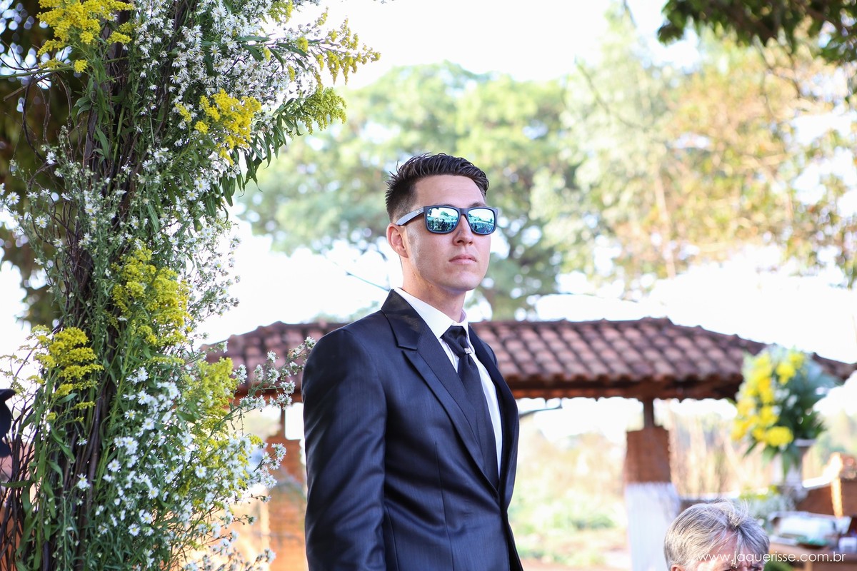 jaque risse, andre risse, estudio bebedouro, melhores fotografos, noivo no altar de terno, oculos escuro, telhado atras