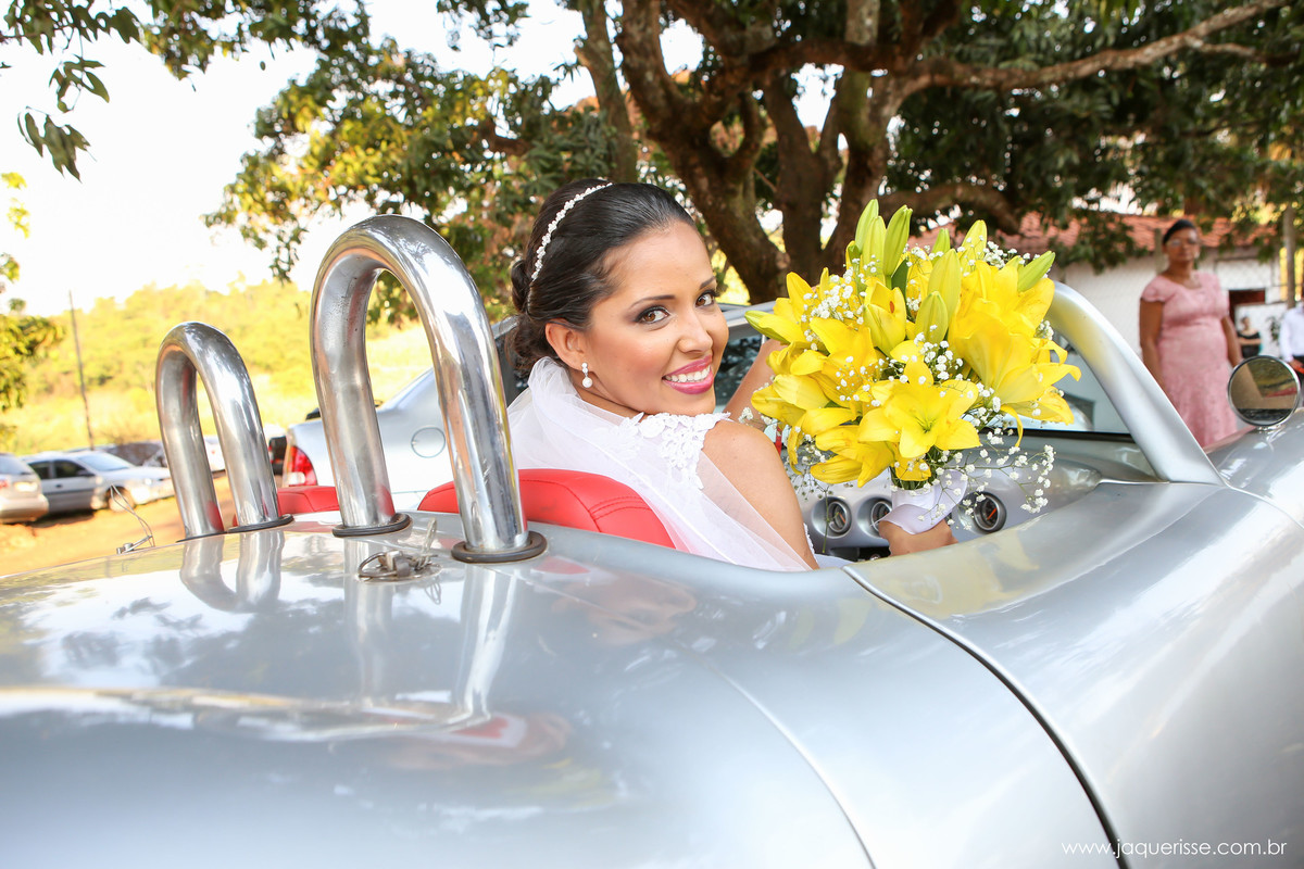 jaque risse, andre risse, estudio bebedouro, melhores fotografos, noiva no carro olhando para traz, com seu buque nas maos e sorrindo