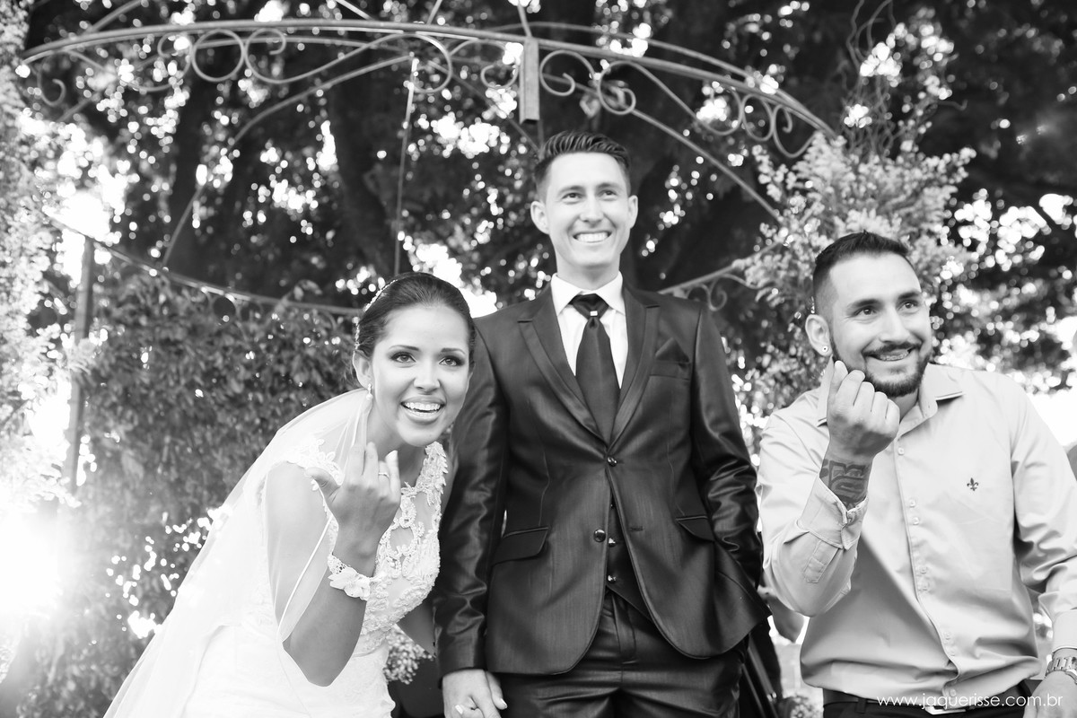 jaque risse, andre risse, estudio bebedouro, melhores fotografos, noiva chamando a dama, noivo de mao dada com a noiva, ambos sorrindo