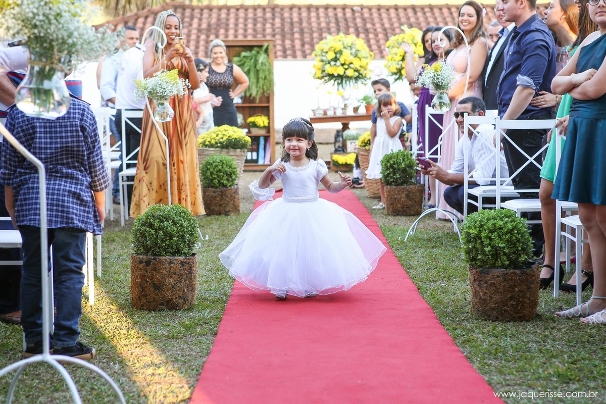 jaque risse, andre risse, estudio bebedouro, melhores fotografos, dama entrando toda sorridente para entregar as alianças aos noivos