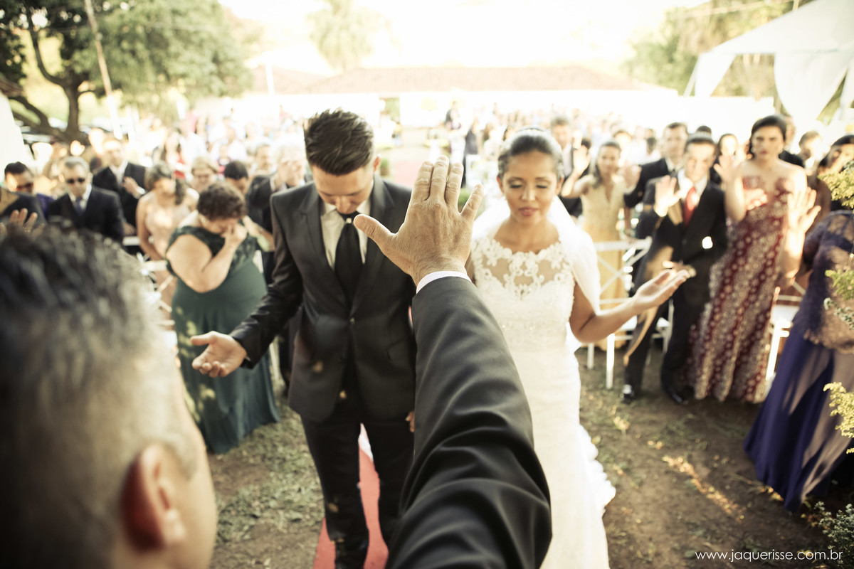 jaque risse, andre risse, estudio bebedouro, melhores fotografos, noivos em momento de oraçao junto com seus convidados