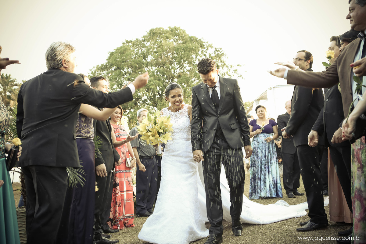 jaque risse, andre risse, estudio bebedouro, melhores fotografos, saida dos noivos, padrinhos jogando arroz