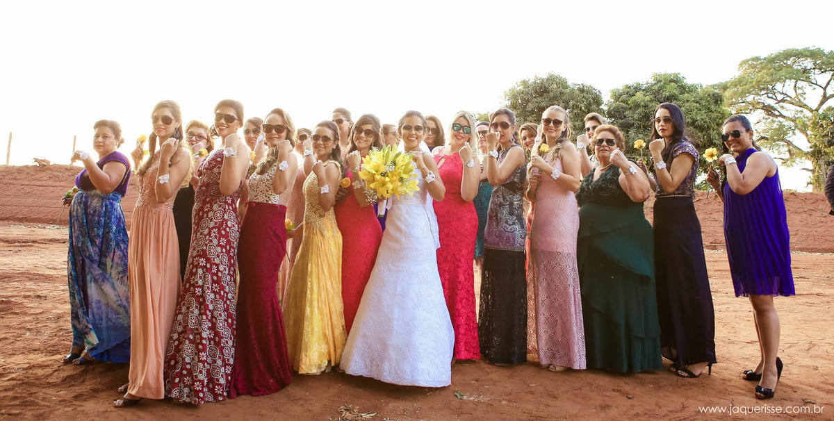 jaque risse, andre risse, estudio bebedouro, melhores fotografos, noiva e madrinhas mostrando seus braceletes, sorrindo e de oculos escuro