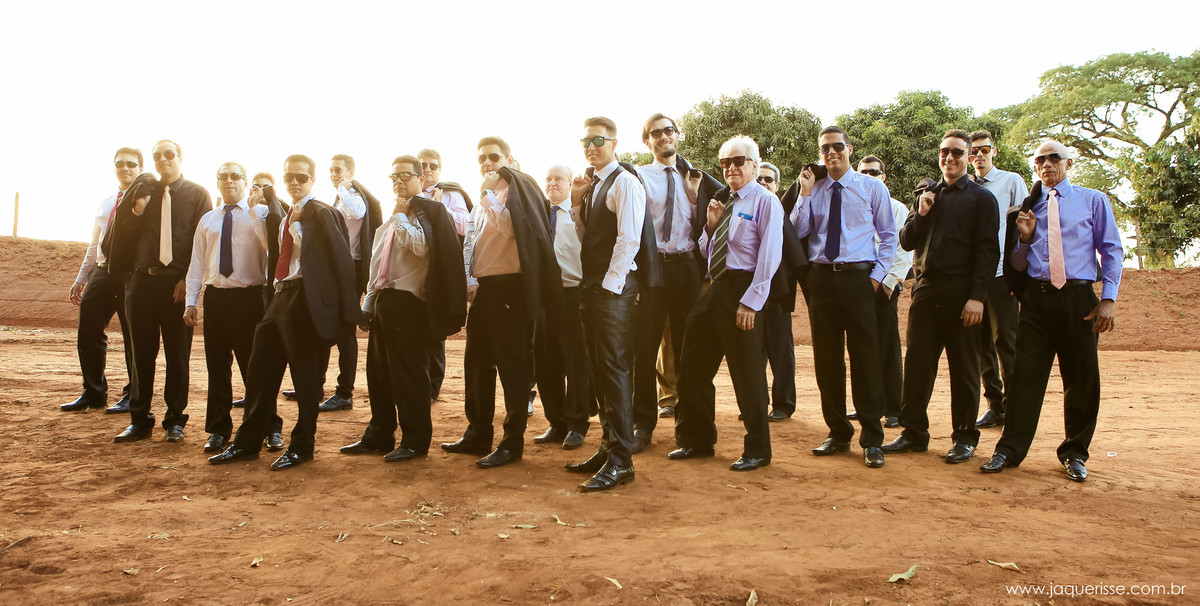 jaque risse, andre risse, estudio bebedouro, melhores fotografos, noivo e padrinhos segurando seus ternos nas costas e de oculos escuros