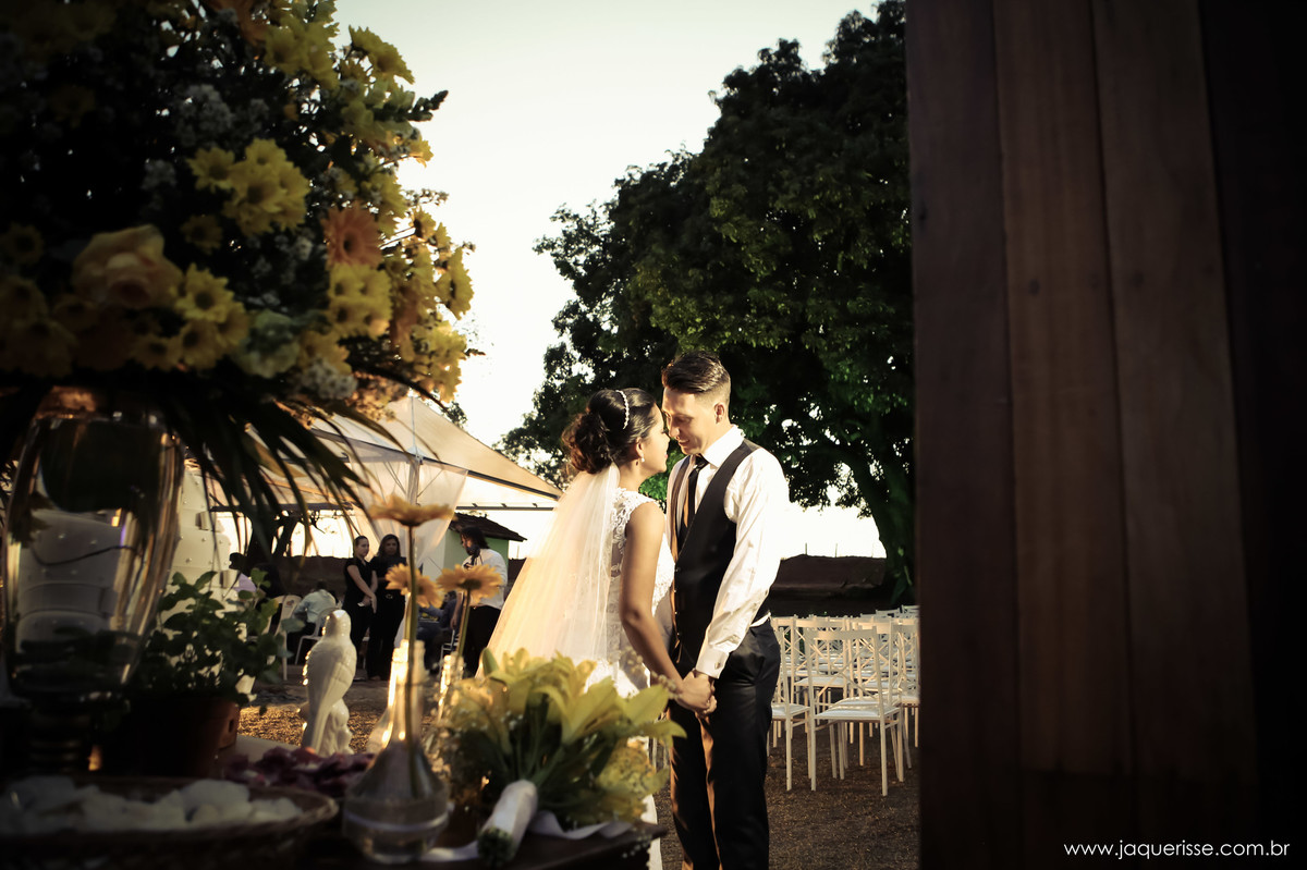jaque risse, andre risse, estudio bebedouro, melhores fotografos, noivos com testas encostas, sorrindo de maos dadas, buque da noiva em cima da mesa, por do sol