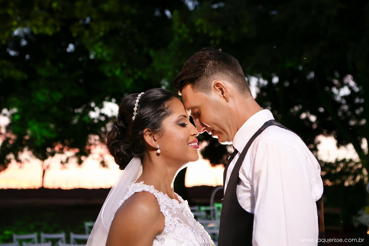 jaque risse, andre risse, estudio bebedouro, melhores fotografos, noivos encostados testa com testa sorrindo e com os olhos fechados, veu da noiva e o por do sol