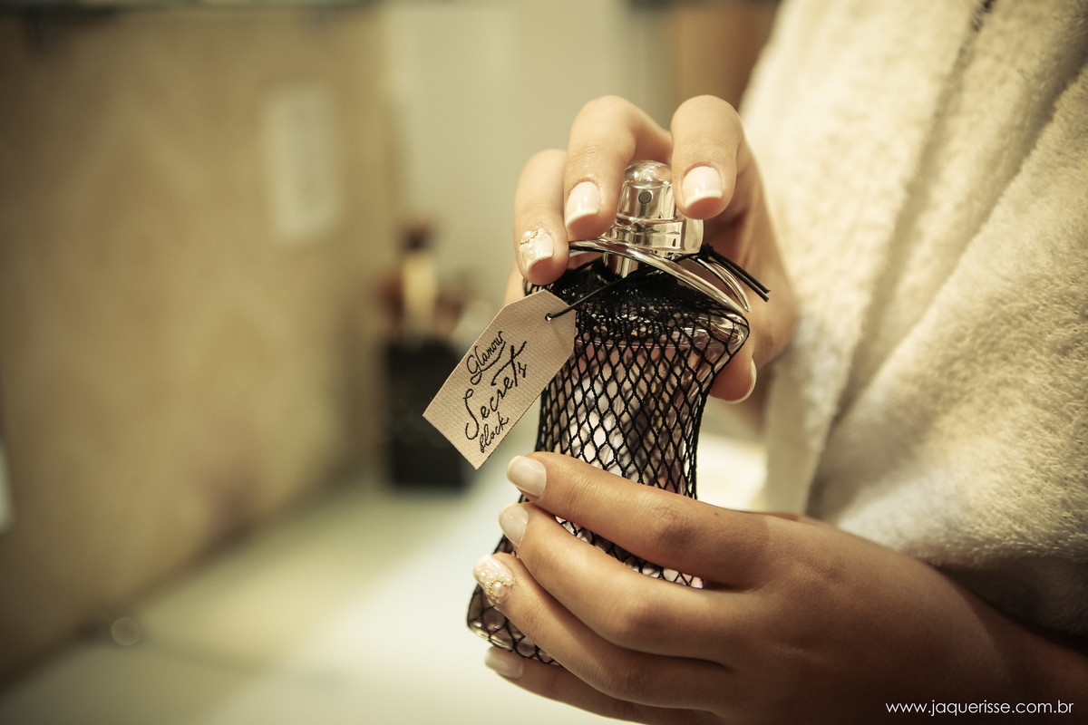 jaque risse, andre risse, estudio bebedouro, melhores fotografos, noiva segurando perfume