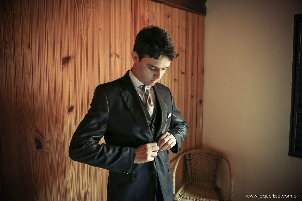 jaque risse, andre risse, estudio bebedouro, melhores fotografos, noivo abotoando o terno, cadeira no canto