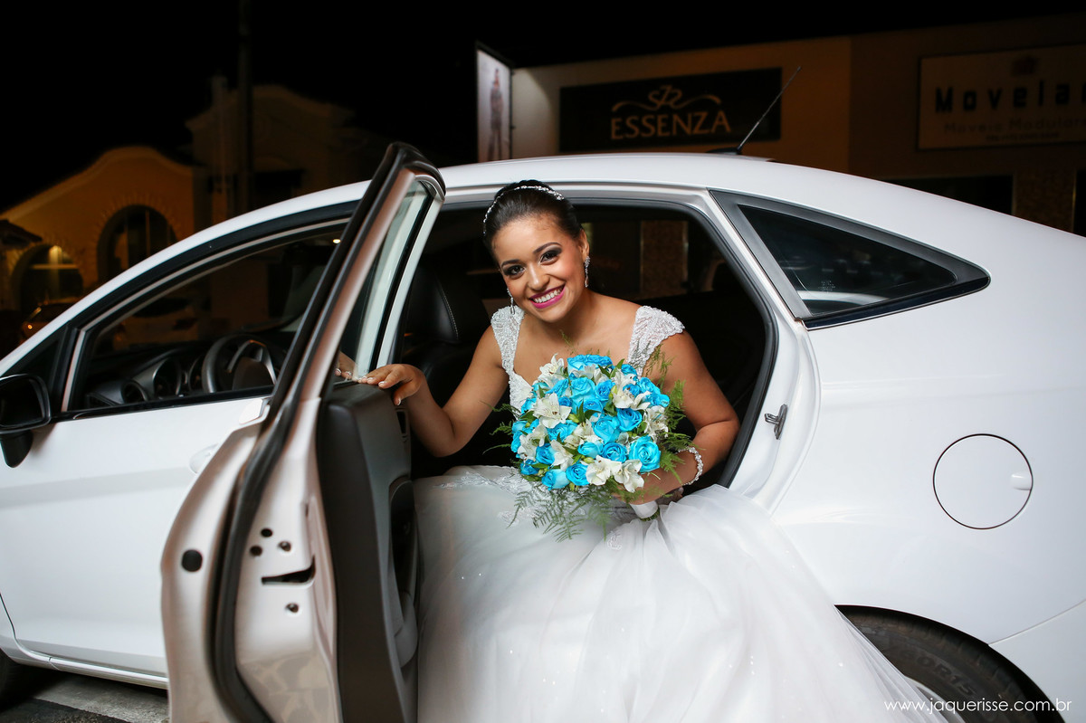 jaque risse, andre risse,estudio bebedouro, melhores fotografos, noiva sentada na beirada do banco do carro, se apoiando na porta e segurando o buque