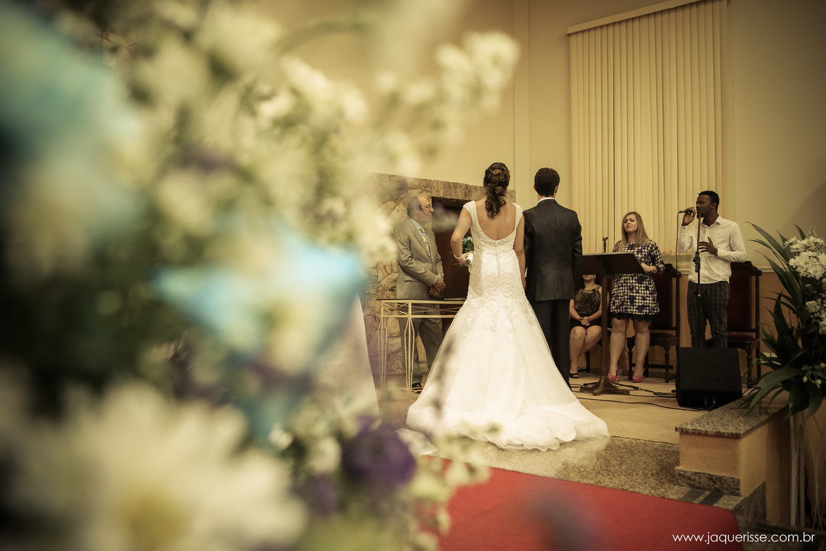 jaque risse, andre risse, estudio bebedouro, melhores fotografos, noivos no altar, de costas, tapete vermelho e flores ao canto