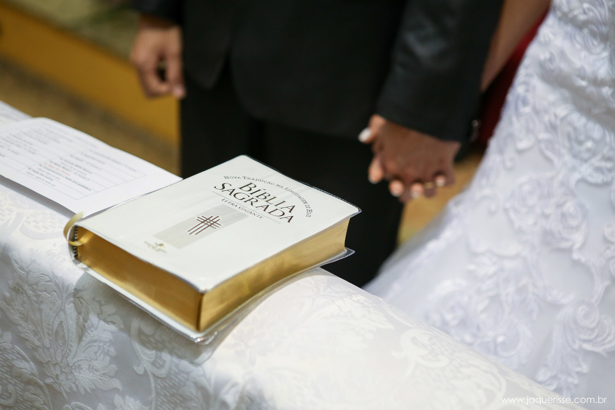 jaque risse, andre risse, estudio bebedouro, melhores fotografos, biblia, noivos de maos dadas, terno do noivo