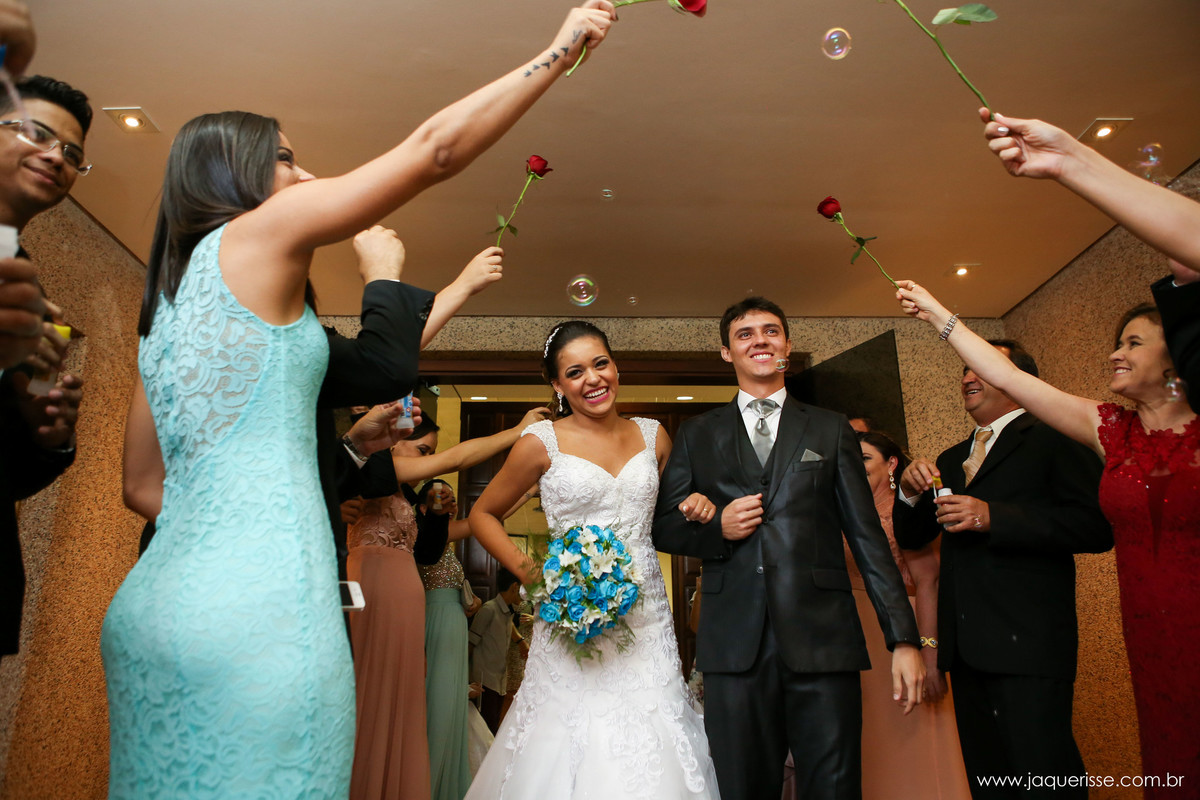 jaque risse, andre risse, estudio bebedouro, melhores fotografos, noivos saindo da igreja, noiva com o buque na mao, padrinhos segurando rosas
