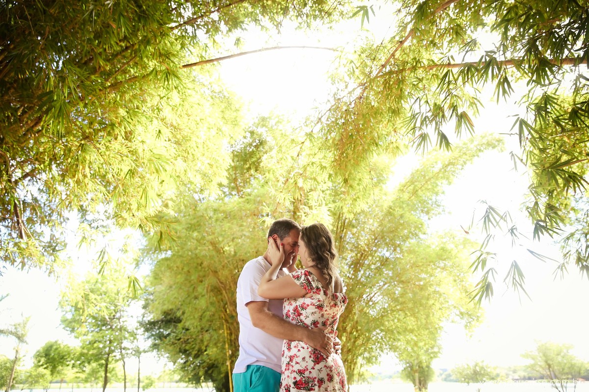 jaque risse, andre risse, estudio bebedouro, melhores fotografos, noivos um de frente para o outro, testa com testa, a noiva segurando o reosto do noivo, e o noivo segurando sua cintura