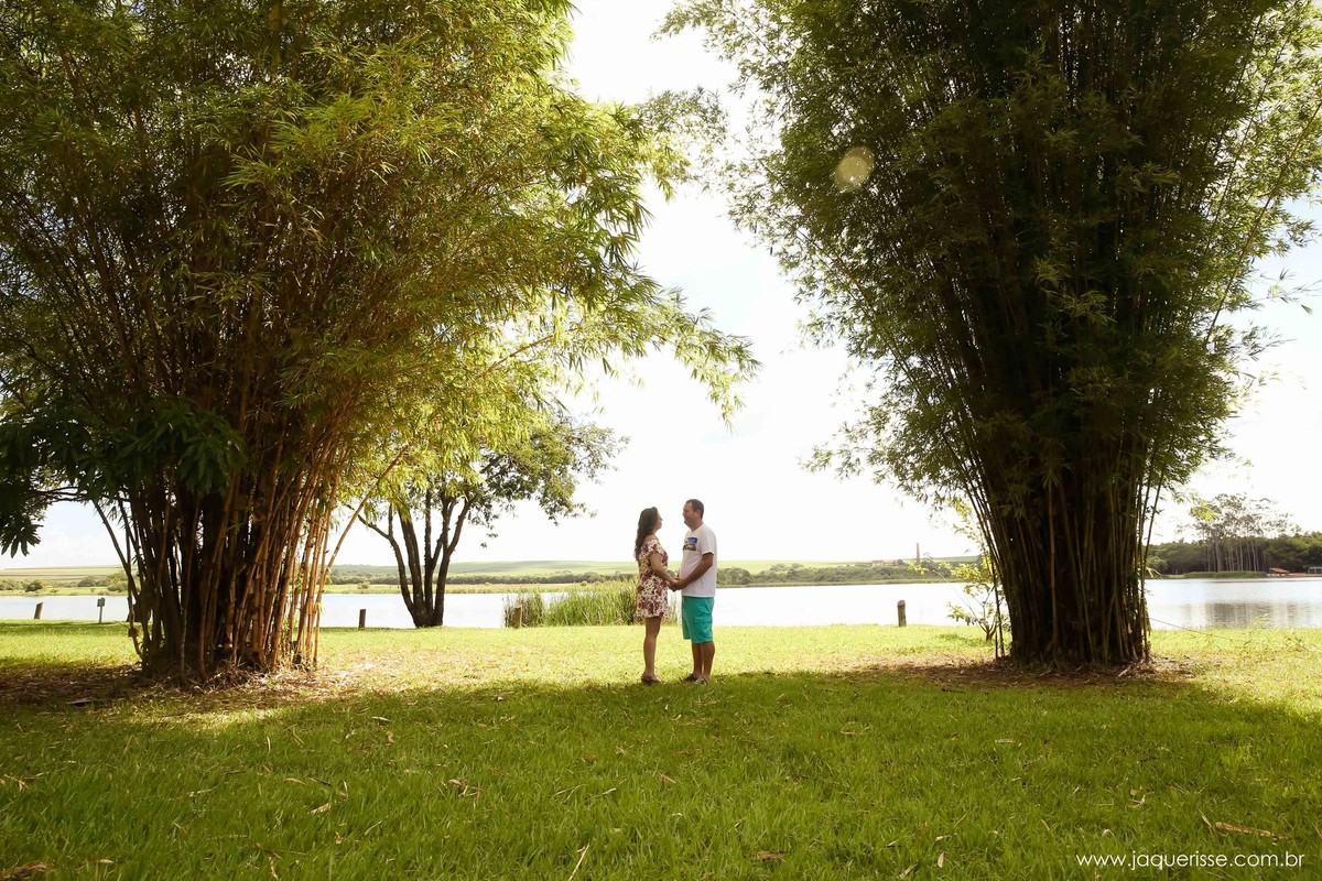 jaque risse, andre risse, estudio bebedouro, melhores fotografos, noivos no meio da natureza, um de frente para o outro, segurando as maos, rio ao fundo