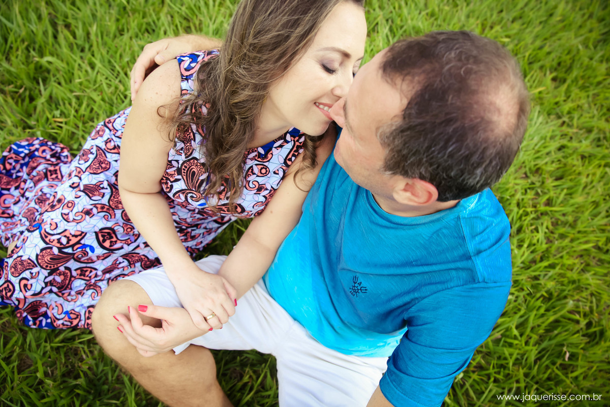 jaque risse, andre risse, estudio bebedouro, noivos sentados na grama, com os olhos fechados, quase se beijando
