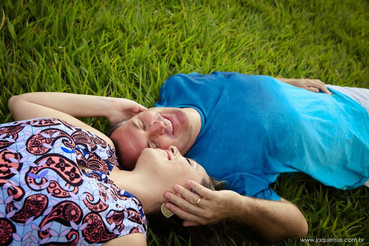 jaque risse, andre risse, estudio bebedouro, melhores fotografos, noivos deitados na grama, rosto com rosto, olhos fechados e sorrindo