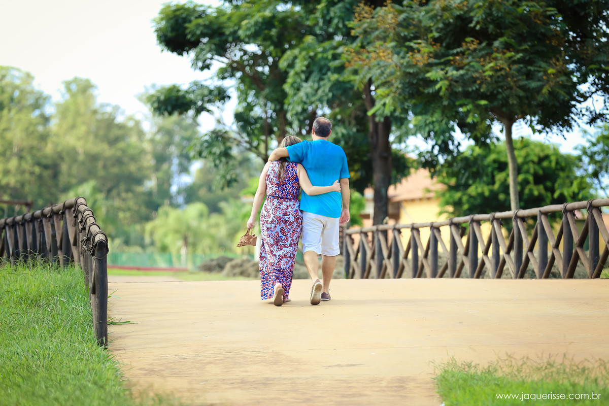 jaque risse, andre risse, estudio bebedouro, melhores fotografos, noivos andando abraçados, varias arvores e cerca de madeira