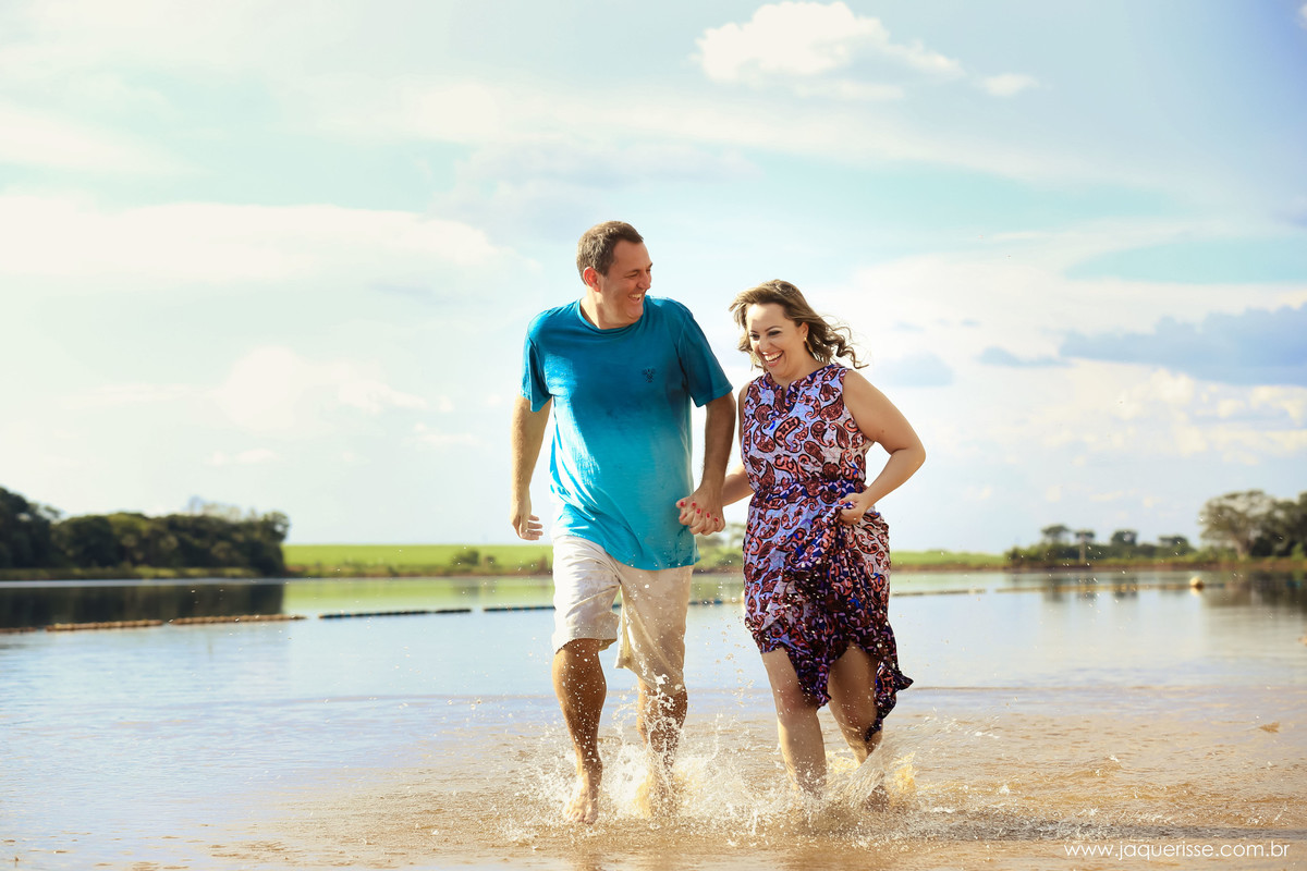 jaque risse, andre risse, estudio bebedouro, melhores fotografos, noivos correndo no rio, sorrindo e o noivo olhando para a noiva