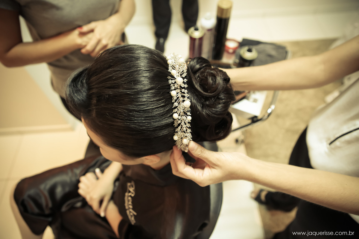 jaque risse, andre risse, estudio bebedouro, melhores fotografos, cabeleireira colocando a coroa na noiva.