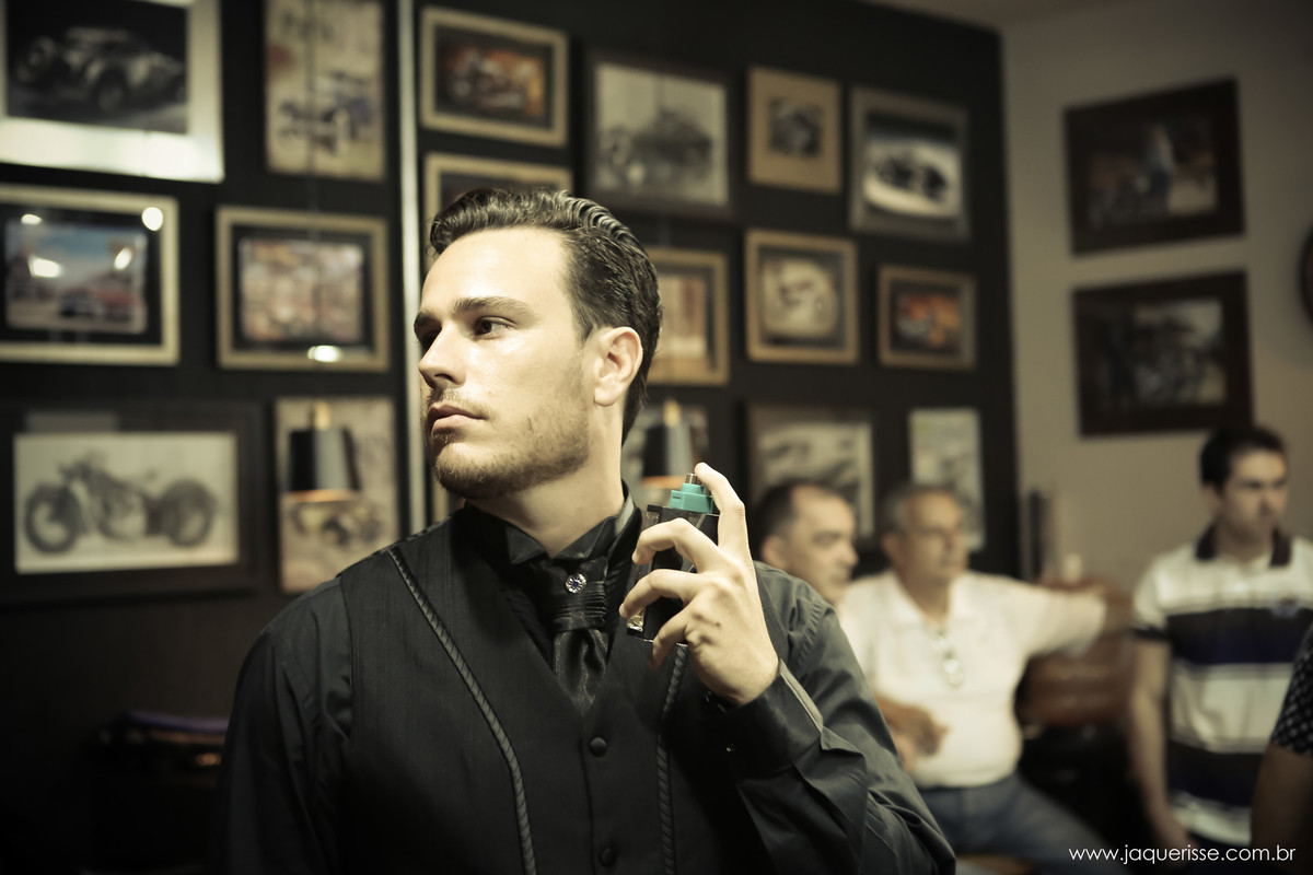 jaque risse, andre risse, estudio bebedouro, melhores fotografos, noivo passando perfume, concentrado e seu pai e sogro atras