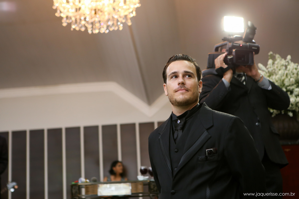 jaque risse, andre risse, estudio bebedouro, melhores fotografos, noivo olhando emocionado para o fundo  da igreja.