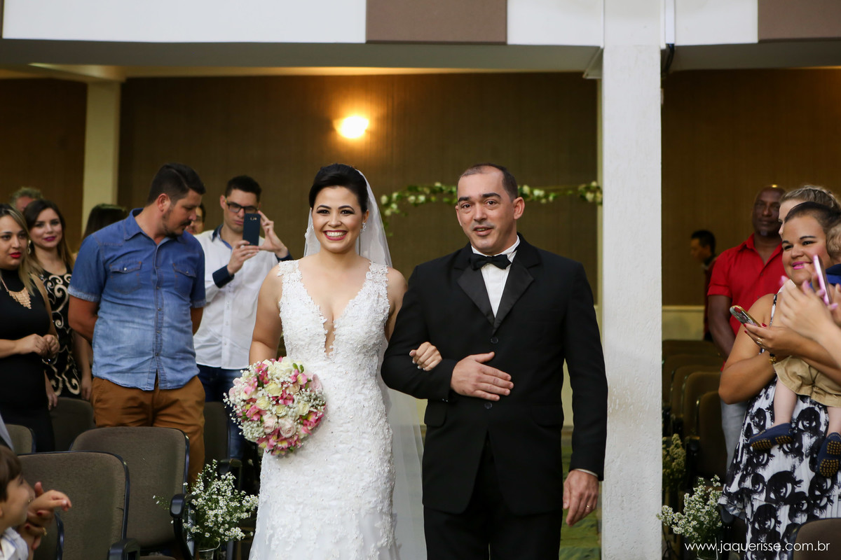 jaque risse, andre risse, estudio bebedouro, melhores fotografos, noiva entrando na igreja com seu pai, ambos felizes