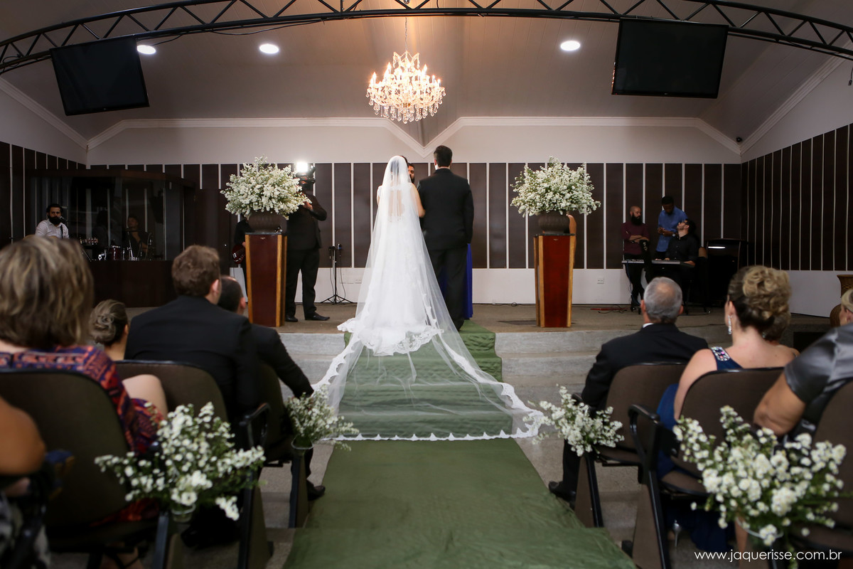 jaque risse, andre risse, estudio bebedouro, melhores fotografos,noivos no altar de costas para os convidados, o veu da noiva esticado nas escadas e a decoraçao ao lado deles