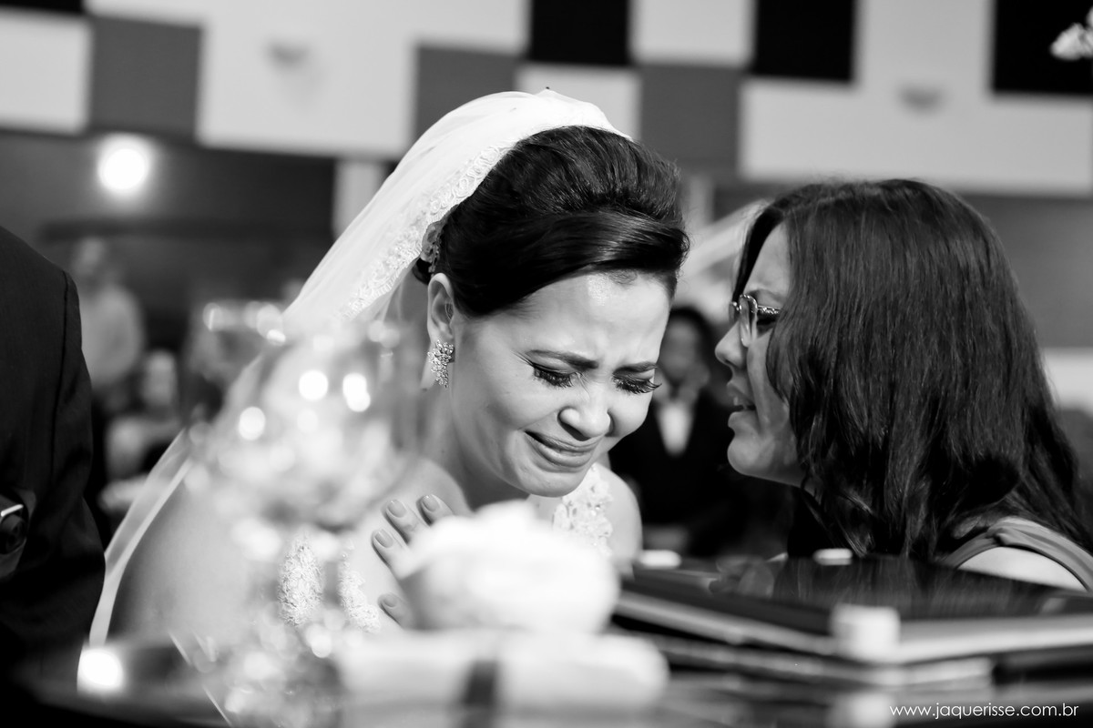 jaque risse, andre risse, estudio bebedouro, melhores fotografos, noiva ajoelhada chorando e orando com a esposa do pastor