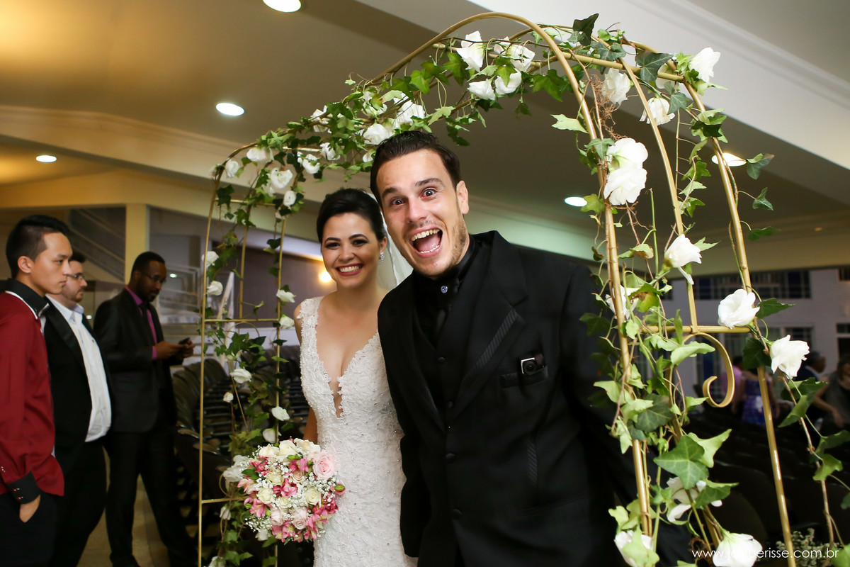 jaque risse, andre risse, estudio bebedouro, melhores fotografos, noivos saindo da igreja, noiva sorrindo com seu buque na mao, noivo gritando de emoçao