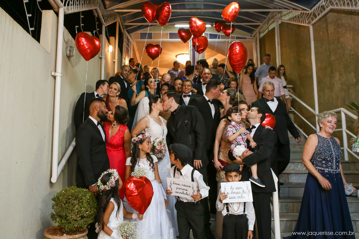 jaque risse, andre risse, estudio bebedouro, melhores fotografos, noivos e padrinhos se beijando, segurando os baloes e os pajens e damas olhando e segurando as plaquinhas