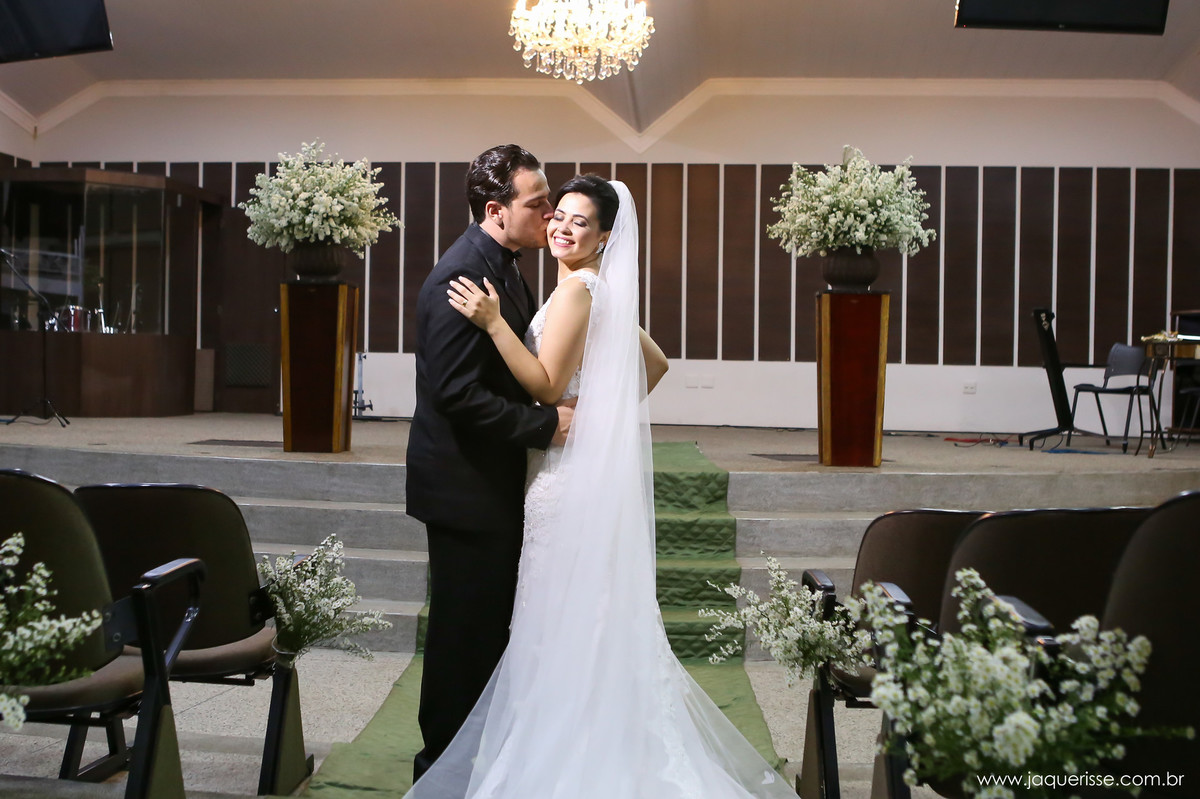 jaque risse, andre risse, estudio bebedouro, melhores fotografos, noivo de olhos fechados beijando a bochecha de sua noiva, noiva sorrindo com os olhos fechados, se abraçando