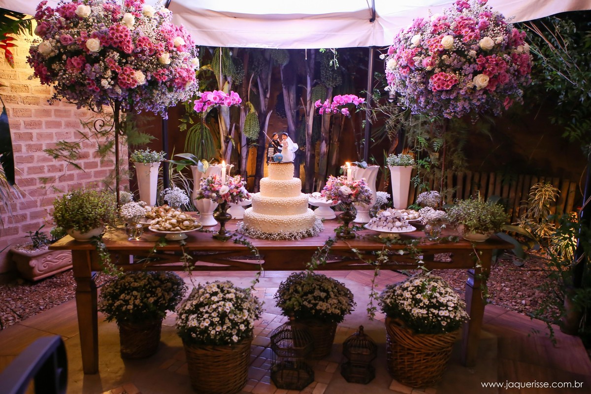 jaque risse, andre risse, estudio bebedouro, melhores fotografos, mesa do bolo, com os noivinhos, doces, flores e velas