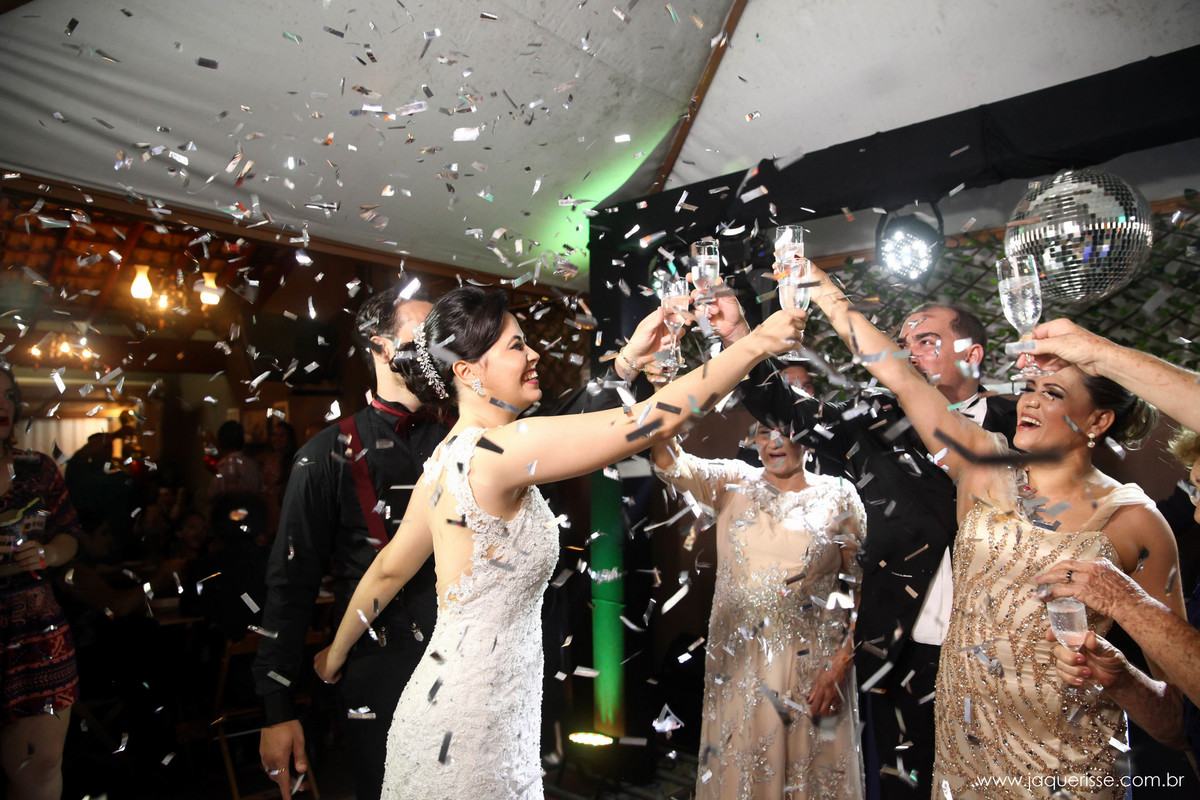 jaque risse, andre risse, estudio bebedouro, melhores fotografos, noivos brindando com seus padrinhos e pais, papeizinhos sendo solto em cima deles