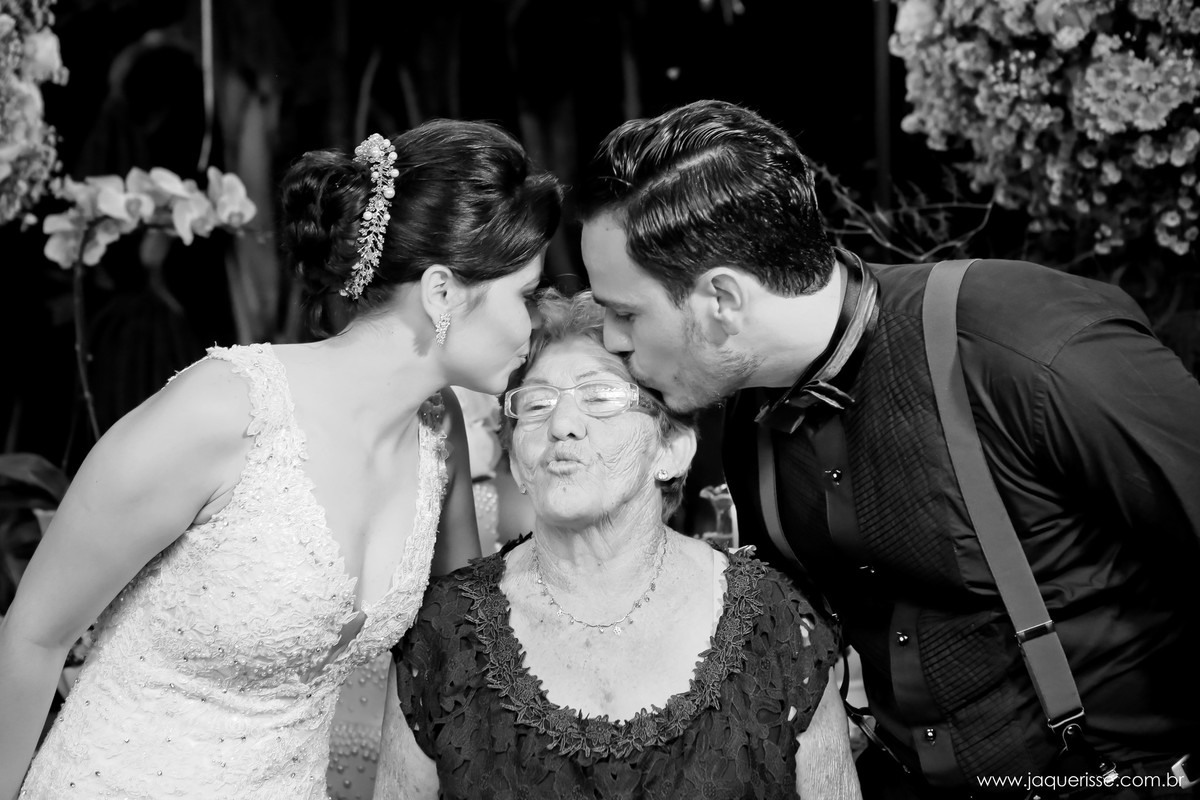 jaque risse, andre risse, estudio bebedouro, melhores fotografos, noivos beijando sua avo