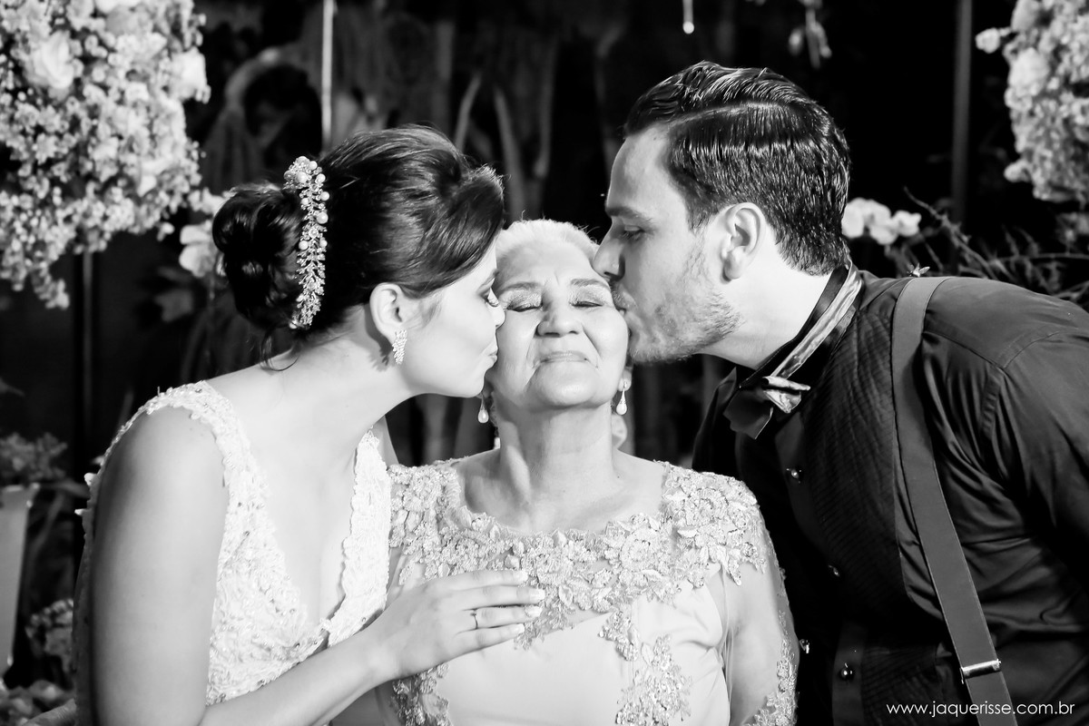 jaque risse, andre risse, estudio bebedouro, melhores fotografos, noivos beijando o rosto de sua avo