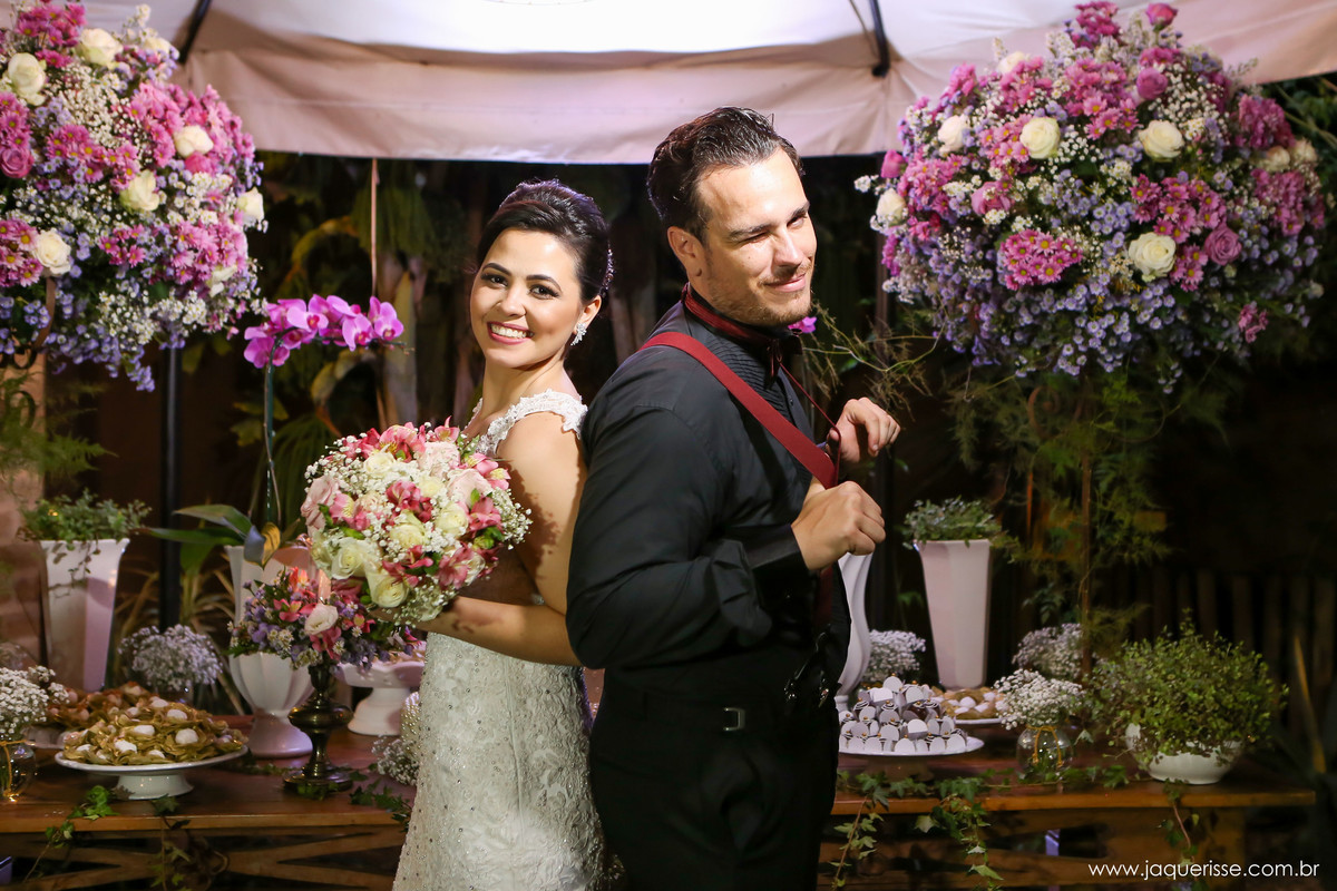 jaque risse, andre risse, estudio bebedouro, melhores fotografos, noivos de costas um para o outro, noiva sorrindo e segurando seu buque, noivo puxando seu suspensorio e piscando